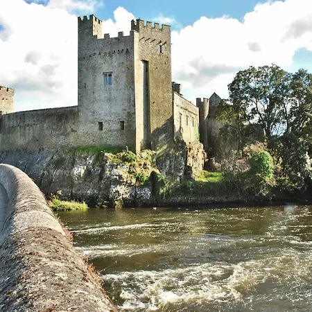 On Grounds Of Ballykisteen Golf * טיפרארי