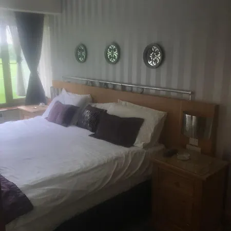 On Grounds Of Ballykisteen Golf טיפרארי